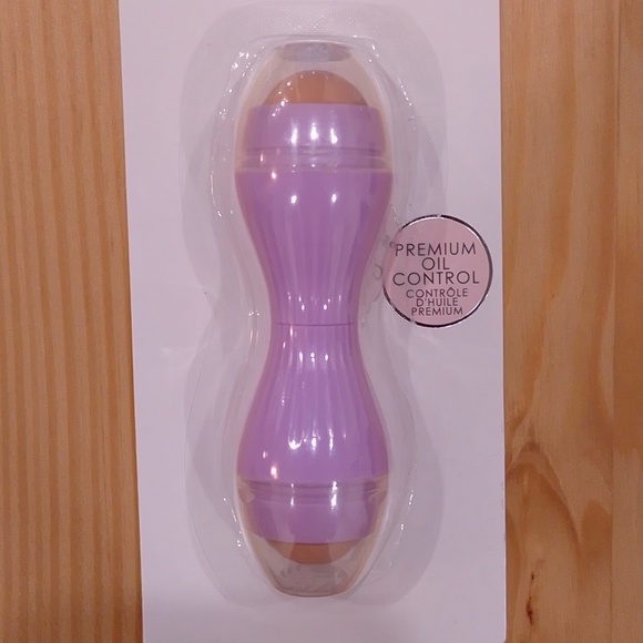 $5 Must-Have Beauty Facial Oil Absorbing Roller - Picture 3 of 7